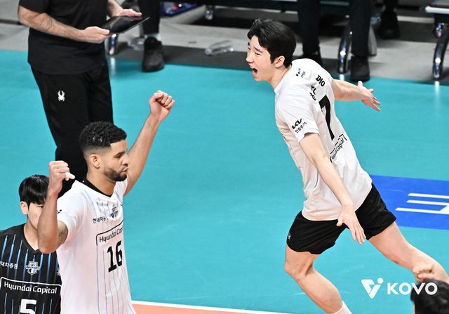 서브 성공 후 기뻐하는 허수봉