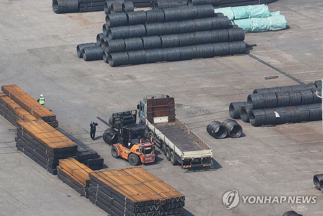 평택항에 쌓여있는 철강 제품