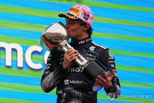 우승 트로피에 입을 맞추는 키미 안토넬리