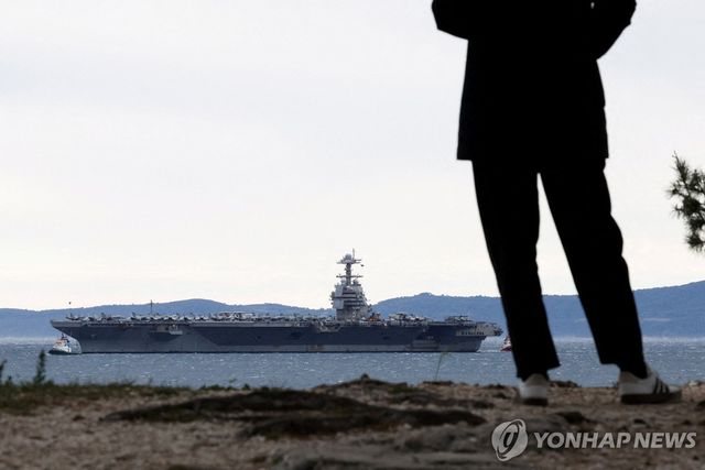 홍해에서의 작전 중 화재 사고로 전선에서 이탈한 미 항공모함 제럴드 R. 포드 호가 크로아티아 스플리트에 입항하는 모습