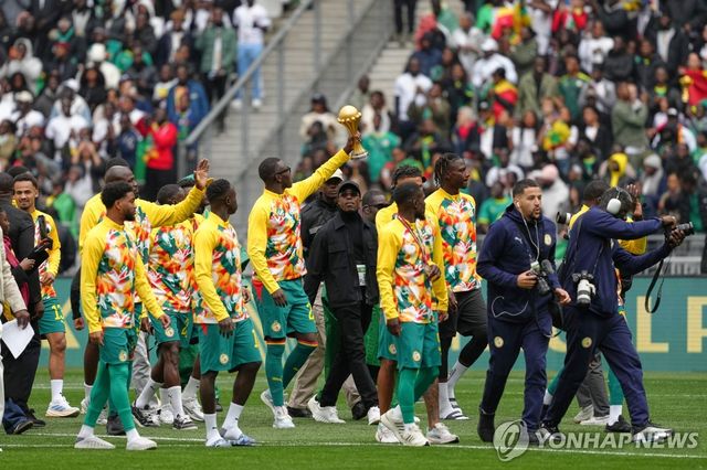 아프리카 네이션스컵 우승 트로피를 들고 퍼레이드를 펼치는 세네갈 대표팀 선수들