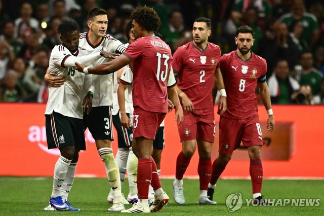 경기 도중 신경전을 펼치는 멕시코와 포르투갈 선수들