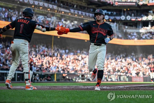 29일 경기에서 득점하는 샌프란시스코 이정후(오른쪽)