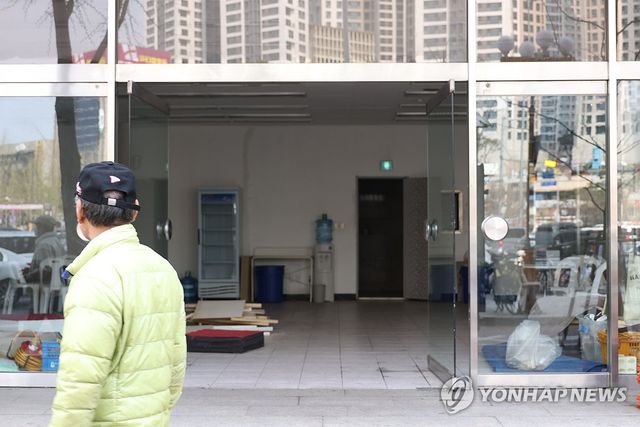 김부겸 '대구시장 출마'…선거사무소 구경하는 시민들