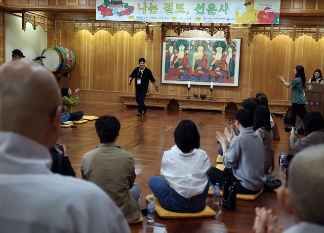 매력 발산하는 '나는 절로, 선운사' 참가자들
