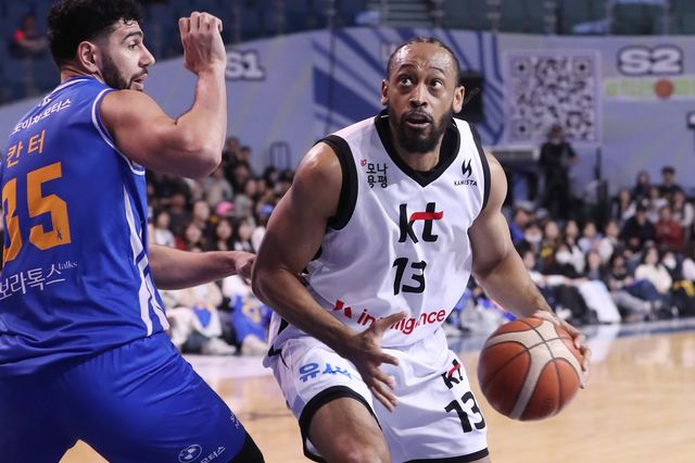 kt의 조나단 윌리엄스(오른쪽)와 삼성의 케렘 칸터