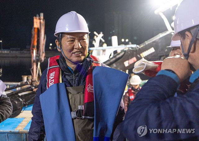 영덕 앞바다에서 조업 참여하는 민주당 정청래 대표