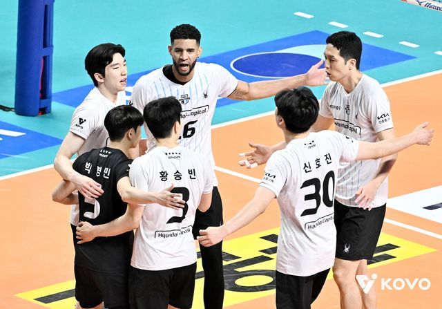 기뻐하는 현대캐피탈 선수들