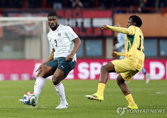 케빈 단소(왼쪽)