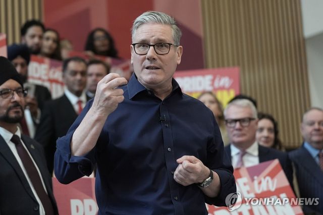 30일(현지시간) 지방선거 운동 돌입을 선언하며 연설하는 스타머 총리