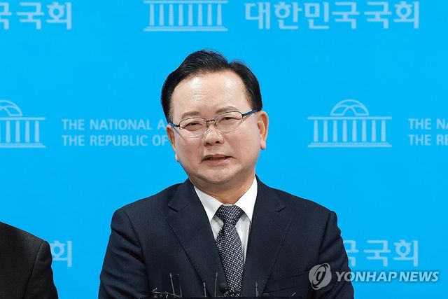 취재진 질문에 답하는 김부겸 전 국무총리