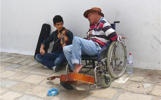 시디부사이드 전망대 가는 길에서 만난 튀니지인들(2015년 3월 필자 촬영) [이은별 제공. 재판매 및 DB 금지]