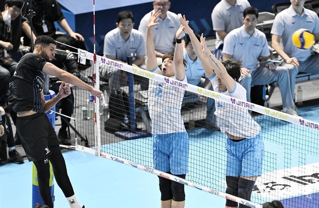 현대캐피탈과 대한항공의 경기 장면 