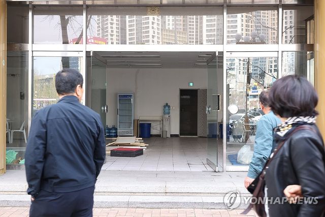 김부겸 '대구시장 출마'…선거사무소 구경하는 시민들