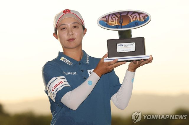 우승 트로피 든 김효주