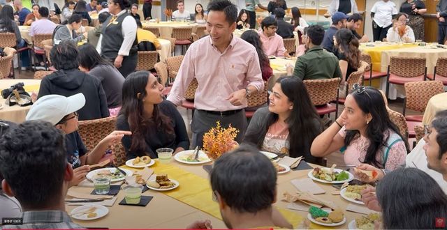 USC 구내식당에서 학생들과 대화하는 김병수 총장