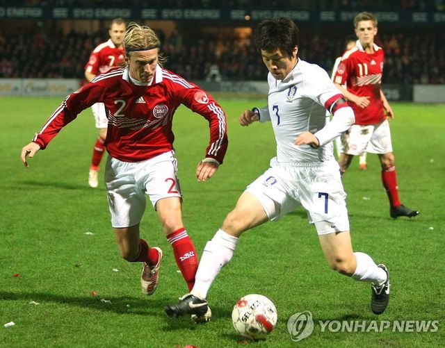 2009년 11월 덴마크와 평가전에서 돌파하는 박지성