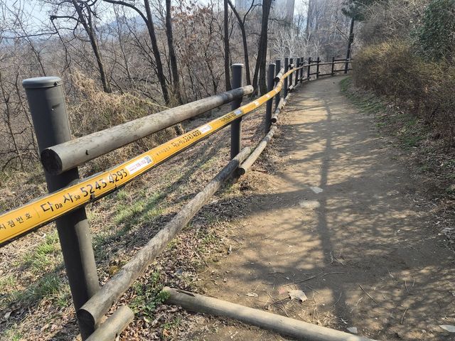 까치산공원 펜스에 설치된 국가지점번호 띠