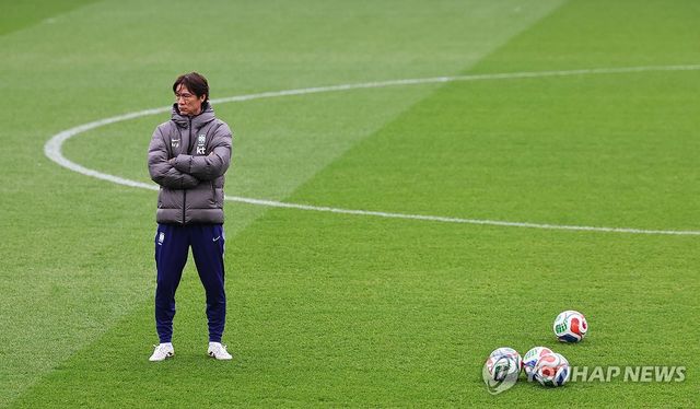 훈련 지켜보는 홍명보 감독