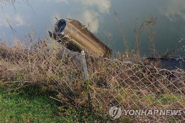 지난 4일(현지시간) 튀르키예 남부 하타이에 떨어진 격추용 미사일 잔해