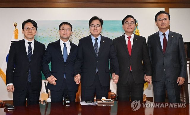 기념 촬영하는 우원식 국회의장과 여야 원내대표