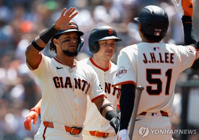 루이스 마토스(왼쪽)와 이정후(오른쪽)