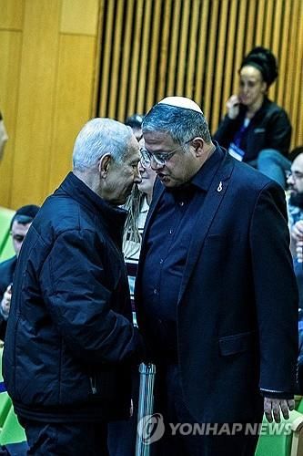 29일 이스라엘 의회에서 극우 인사와 악수하는 네타냐후