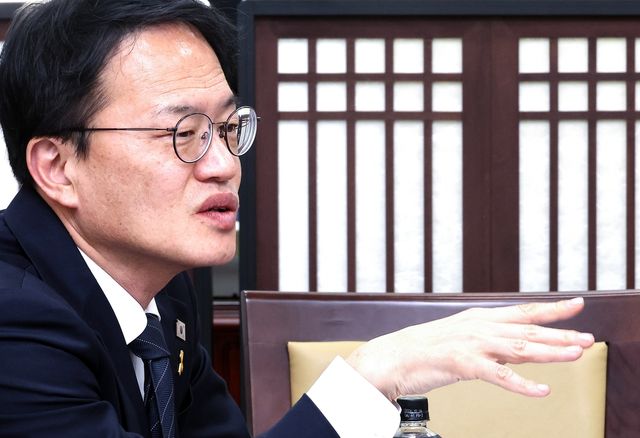 인터뷰하는 박주민 예비후보