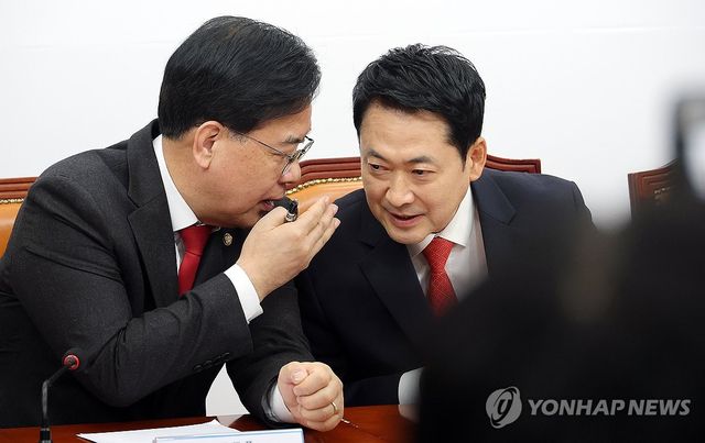귀엣말하는 장동혁 대표·송언석 원내대표