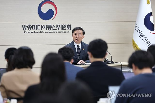 취임 100일 기자 간담회하는 김종철 방미통위원장