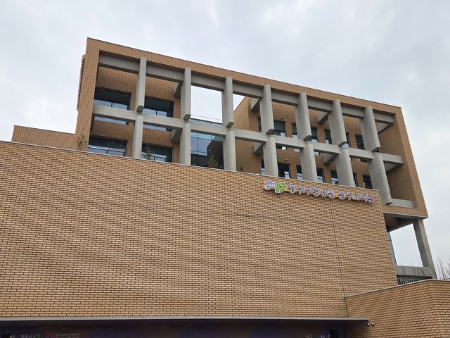 청주 무형문화재 전수교육관 전경 