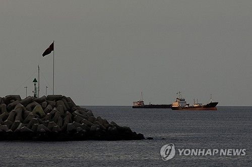 오만 무스카트 술탄카부스항 근처의 유조선