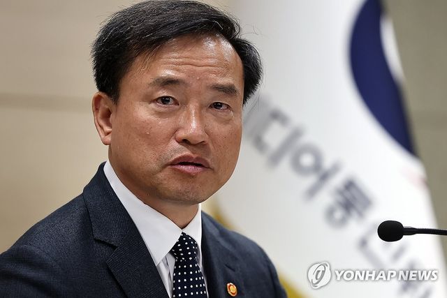 취임 100일 기자 간담회하는 김종철 방미통위원장