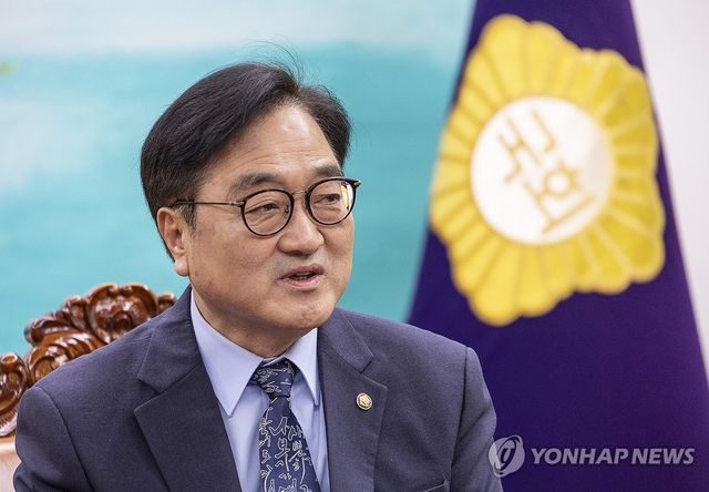 초당적 개헌추진을 위한 정당 2차 연석회의에서 인사말하는 우원식 국회의장