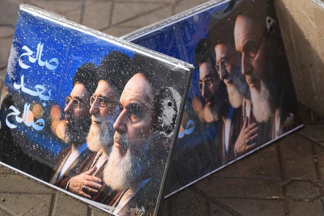 지난 13일 예멘 수도 사나 거리에 판매용으로 전시된 이란 최고 지도자들 초상화 
