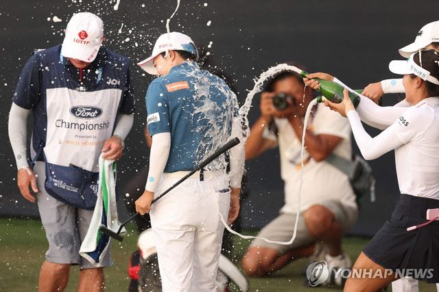 우승 축하 받는 김효주