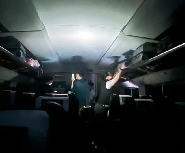 암흑된 중국 고속열차