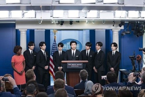 2022년 백악관에서 발언하는 그룹 방탄소년단(BTS)