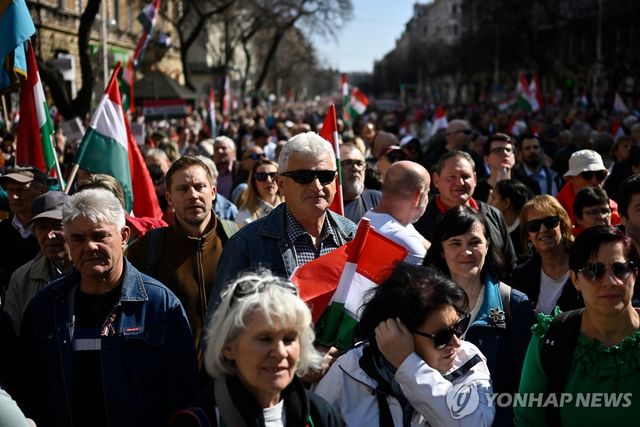 오르반 총리 지지 집회에 참석한 시민들