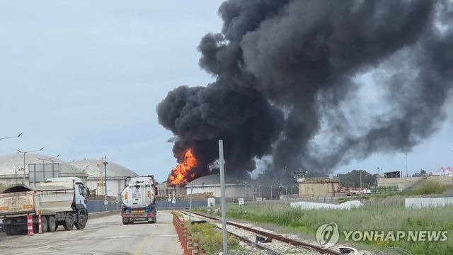 30일 미사일 공격으로 연기가 나는 하이파의 정유 시설