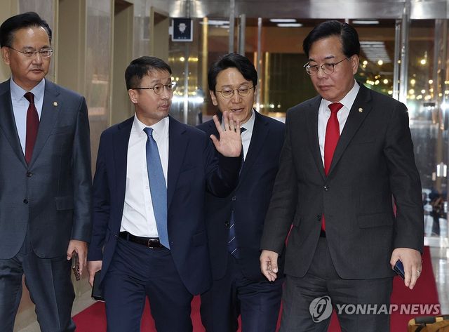 국회 의장실 향하는 여야 원내대표