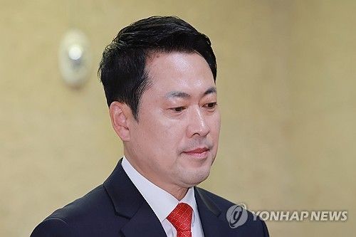 최고위원회의 향하는 국민의힘 장동혁 대표