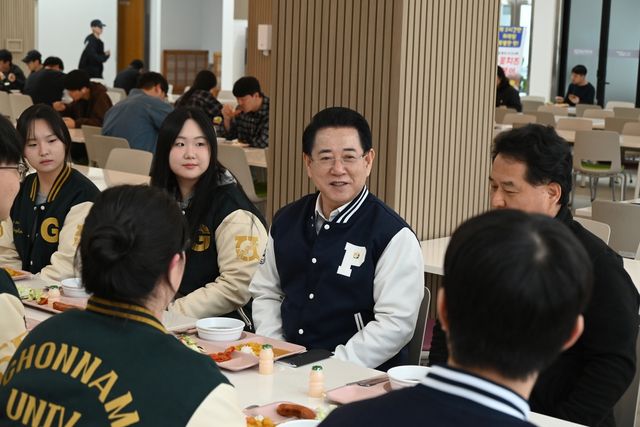 대학생과 아침식사하는 김영록 후보