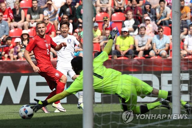 2016년 6월 체코와 평가전에서 슈팅하는 손흥민