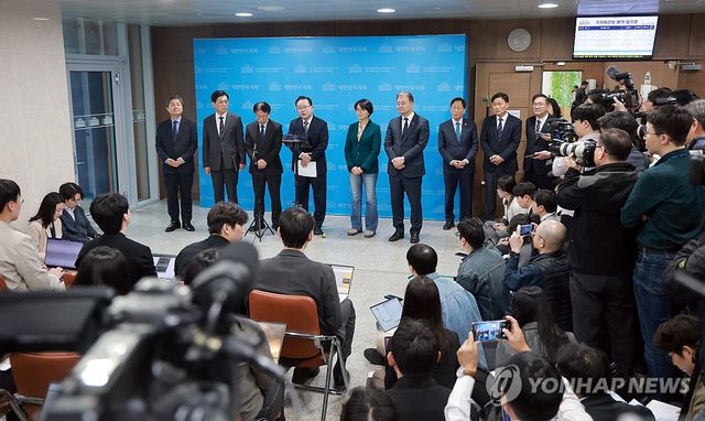 '대구시장 출마 선언' 취재진 질문에 답하는 김부겸 전 총리