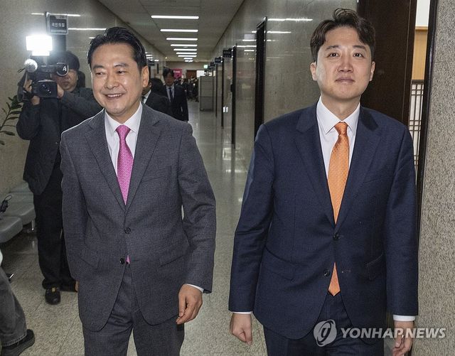 나란히 이동하는 장동혁·이준석