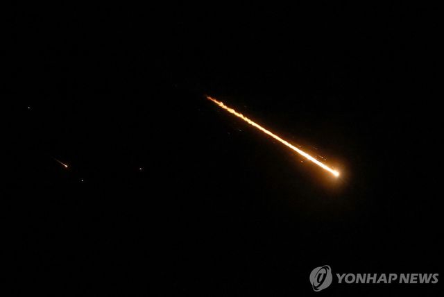 이스라엘을 향해 날아가는 이란 미사일