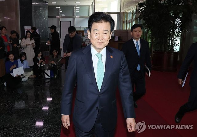 출근하는 정동영 통일부 장관