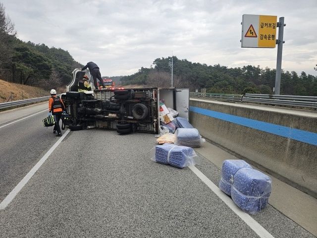 고속도로에 넘어진 트럭