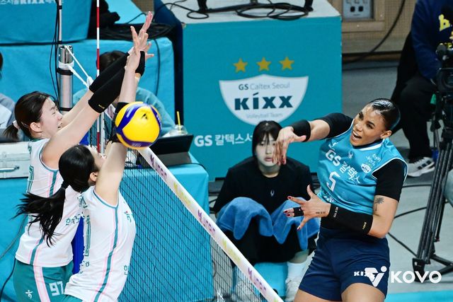 한국도로공사와 GS칼텍스의 경기 장면